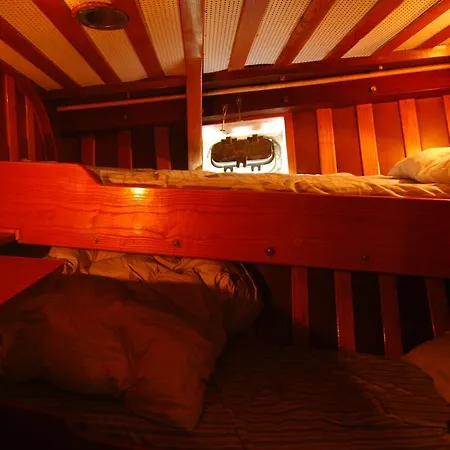 Botel Halcyon I *