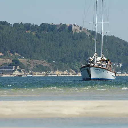 Botel Halcyon I *