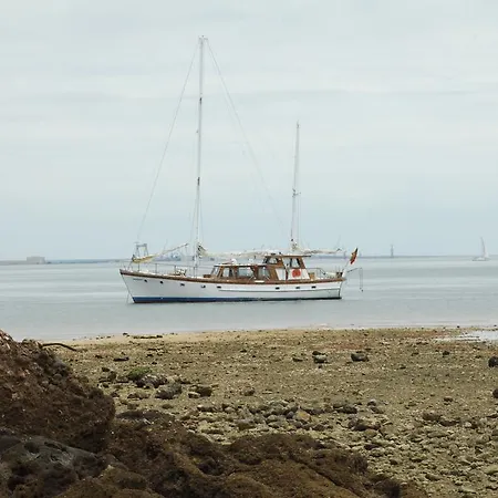 Botel Halcyon I *