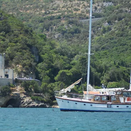 Botel Halcyon I *
