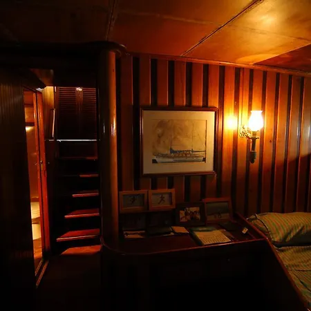 Halcyon I Botel