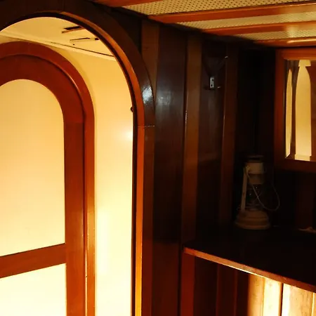 Botel Halcyon I *